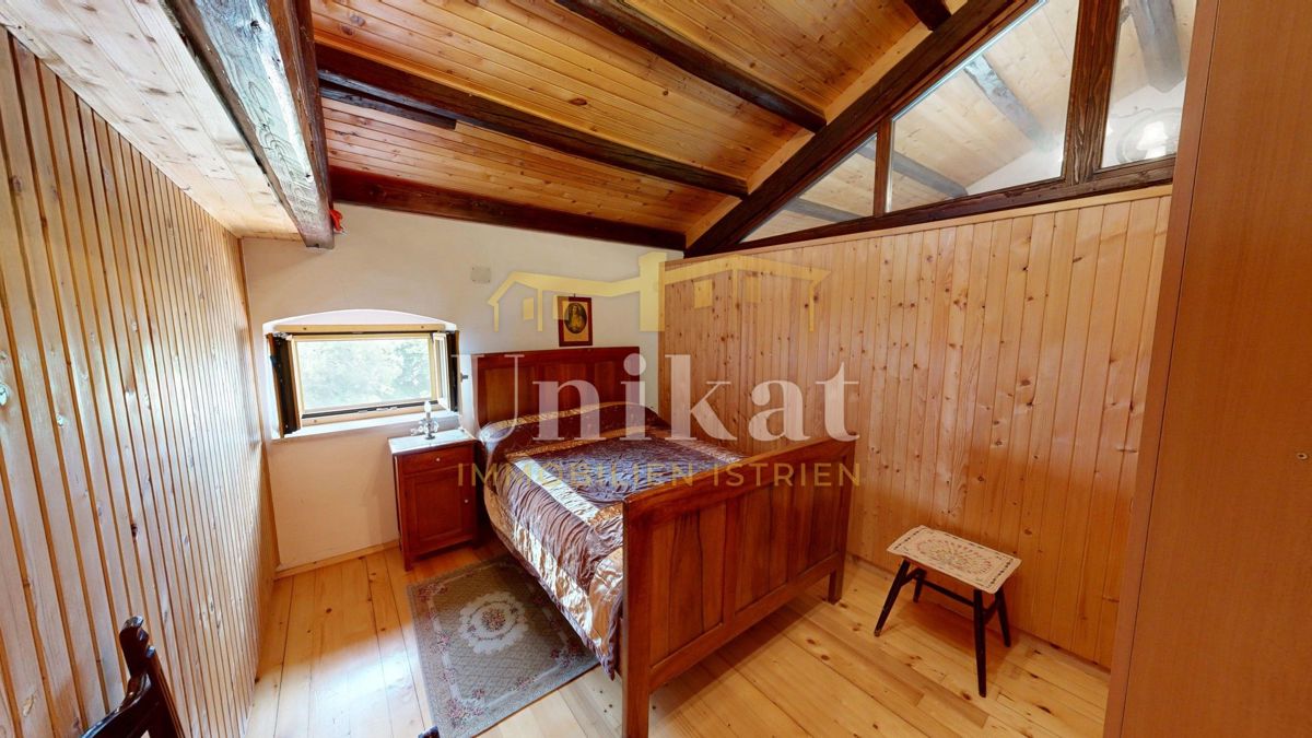 Proprietà con due case in pietra - piscina e ampio giardino